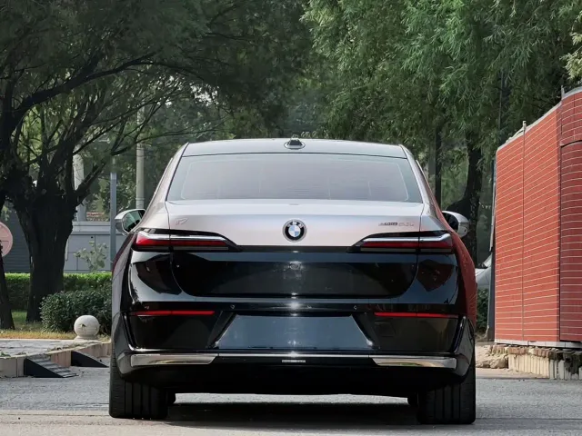 BMW i7 — Фото автомобиля 5