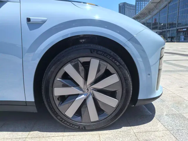 Li Auto i8 — Фото автомобиля 6