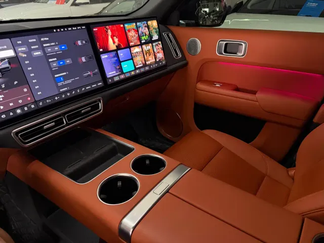 Li Auto L8 — Фото автомобиля 12