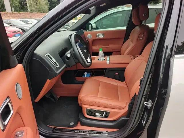 Li Auto L8 — Фото автомобиля 14