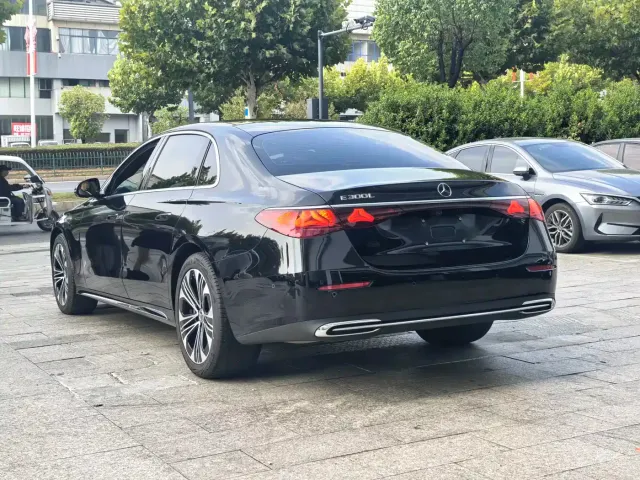 Mercedes-Benz E-Class — Фото автомобиля 6