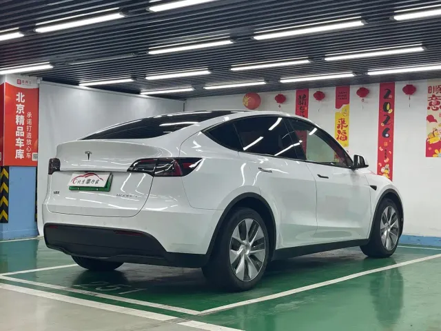 Tesla Model Y — Фото автомобиля 5