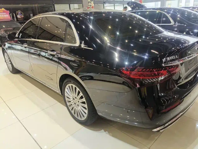 Mercedes-Benz E-Class — Фото автомобиля 4