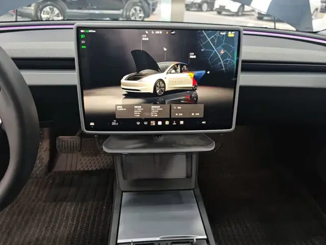 Tesla Model 3 — Фото автомобиля 12
