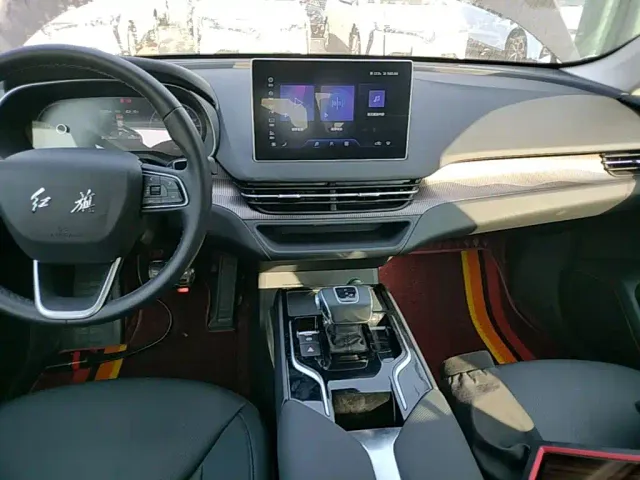 Hongqi E-QM5 — Фото автомобиля 12
