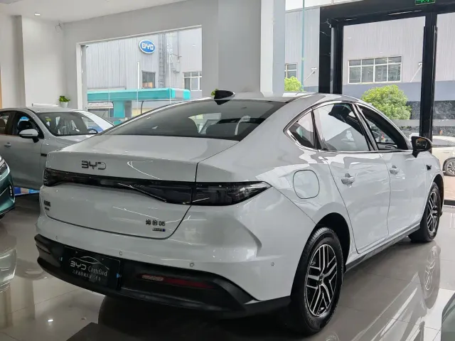 BYD Seal 05 DM-i — Фото автомобиля 9