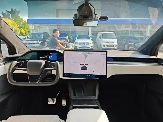 Tesla Model X — Фото автомобиля 5