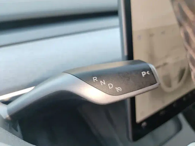 Tesla Model Y — Фото автомобиля 13