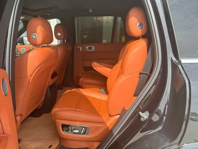Li Auto L8 — Фото автомобиля 4