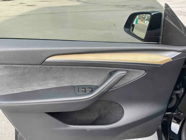 Tesla Model Y — Фото автомобиля 4