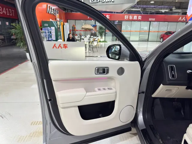 Li Auto L8 — Фото автомобиля 16