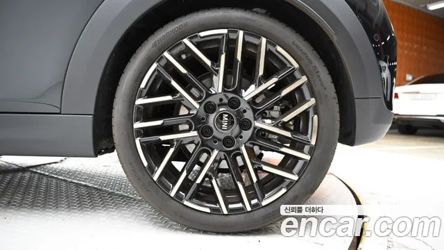 MINI Cooper Generation 4 — Фото автомобиля 5