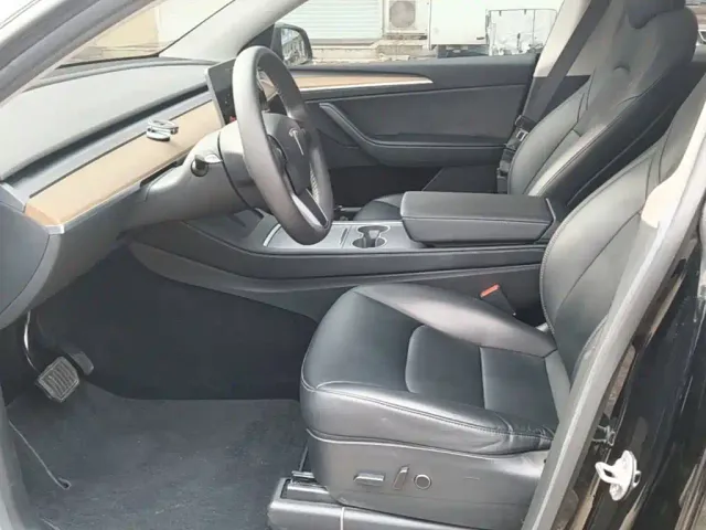 Tesla Model Y — Фото автомобиля 14