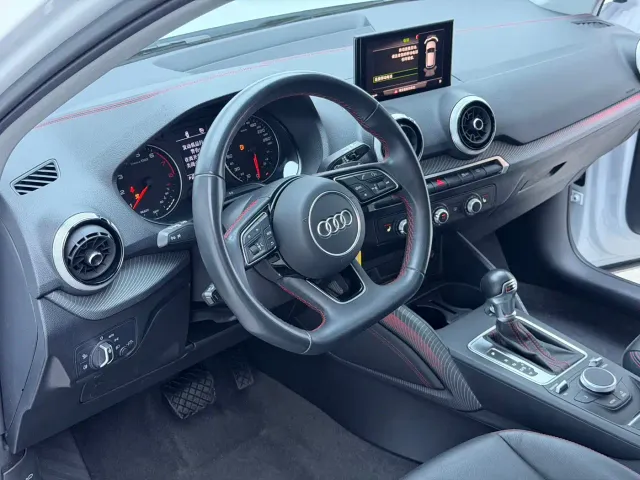 Audi Q2L — Фото автомобиля 6