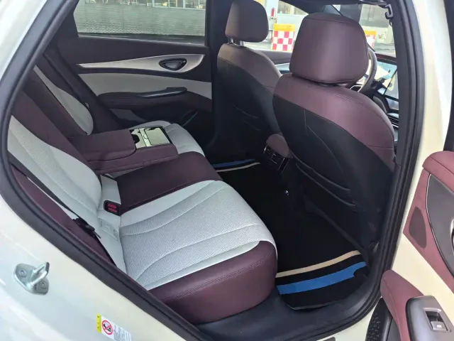 BYD Seal 07 DM-i — Фото автомобиля 14