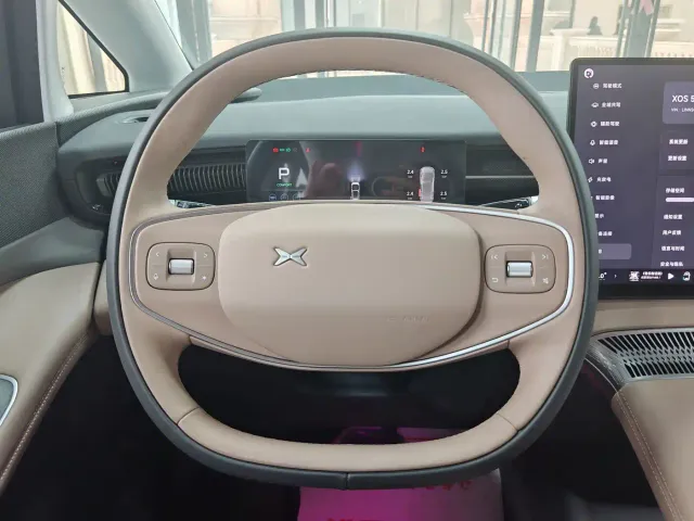 Xpeng X9 — Фото автомобиля 11