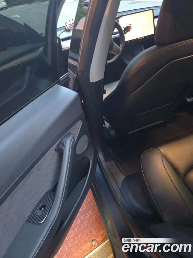 Tesla Model 3 — Фото автомобиля 16