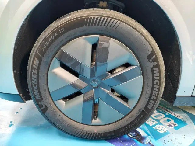 Li Auto MEGA — Фото автомобиля 3