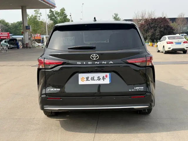Toyota Sienna — Фото автомобиля 7
