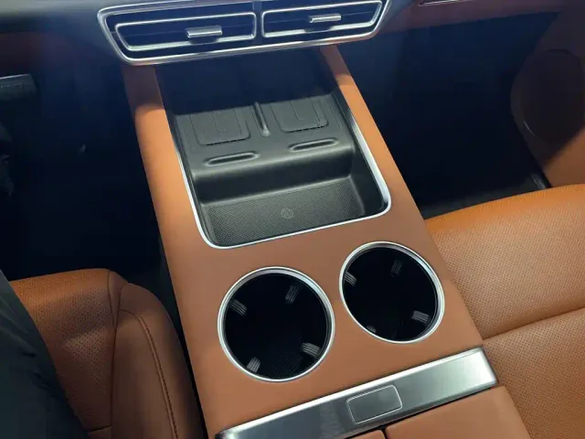 Li Auto L8 — Фото автомобиля 29