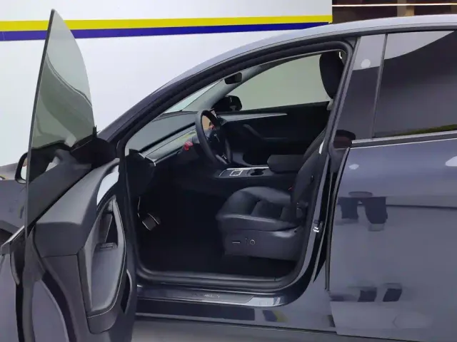 Tesla Model Y — Фото автомобиля 9