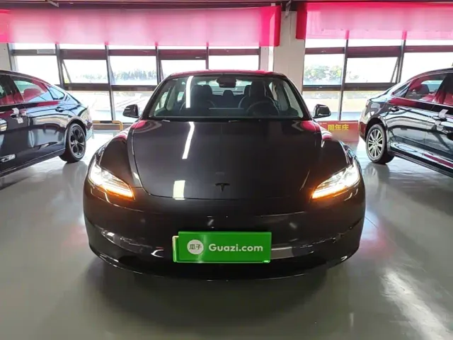 Tesla Model 3 — Фото автомобиля 2