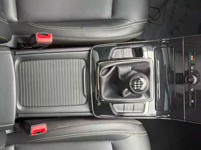 Roewe RX5 — Фото автомобиля 15