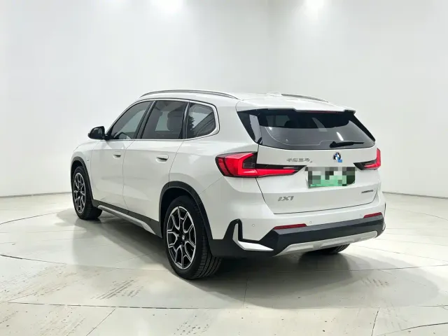 BMW iX1 — Фото автомобиля 8