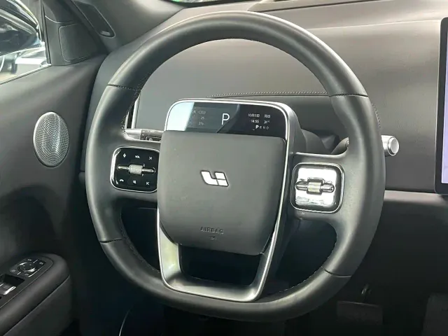 Li Auto L8 — Фото автомобиля 19
