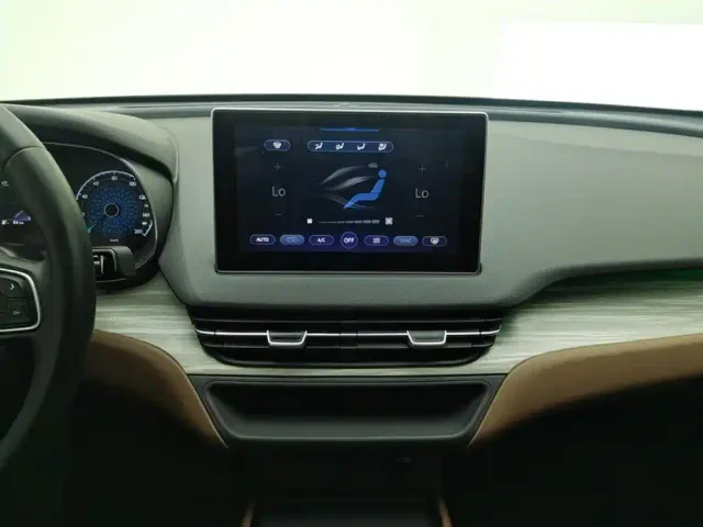 Hongqi E-QM5 — Фото автомобиля 13