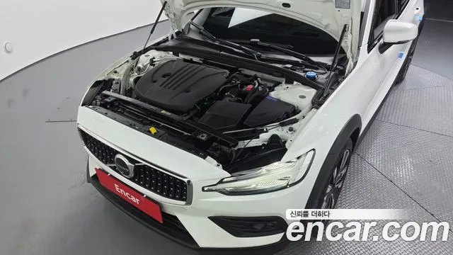Вольво V60 V60 Cross Country 2 поколение B5 Ultimate AWD — Фото автомобиля 6