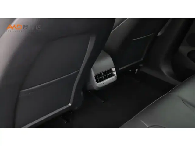 Tesla Model 3 — Фото автомобиля 9