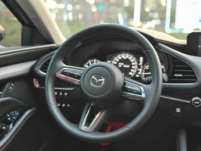 Mazda Axela — Фото автомобиля 11