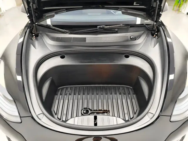 Tesla Model 3 — Фото автомобиля 10