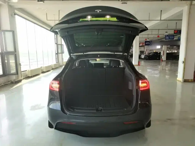 Tesla Model Y — Фото автомобиля 18