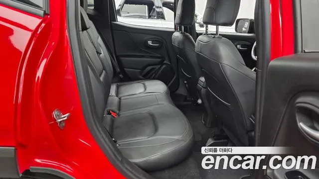 Jeep Renegade — Фото автомобиля 17
