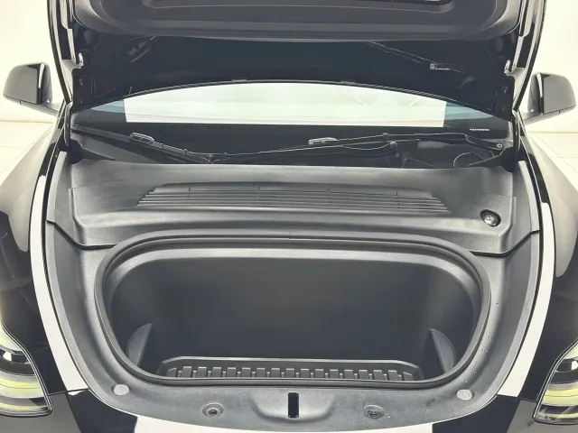 Tesla Model Y — Фото автомобиля 22