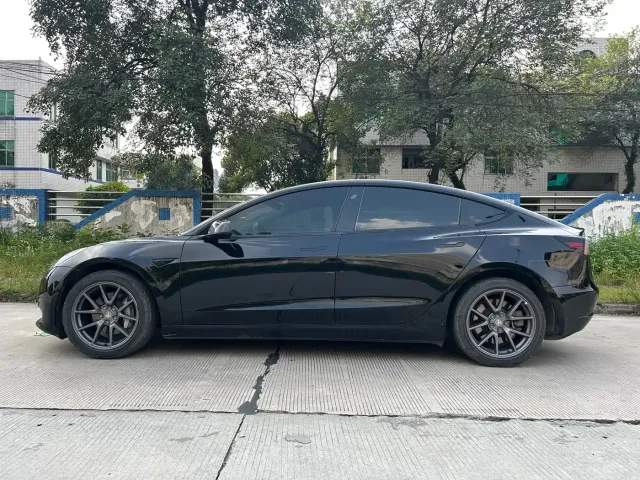 Tesla Model 3 — Фото автомобиля 4