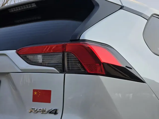 Toyota RAV4 — Фото автомобиля 15