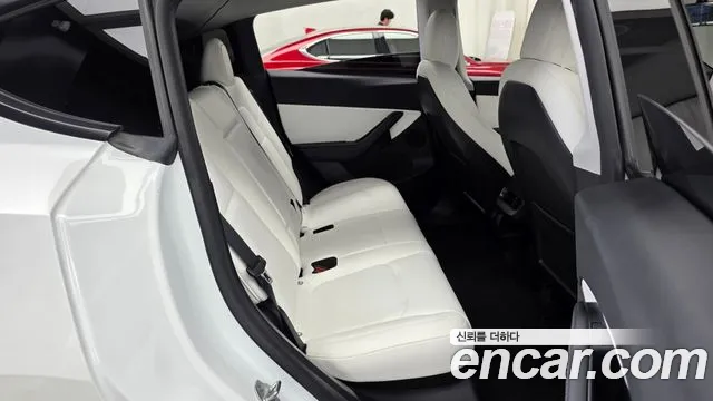 Tesla Model Y — Фото автомобиля 12