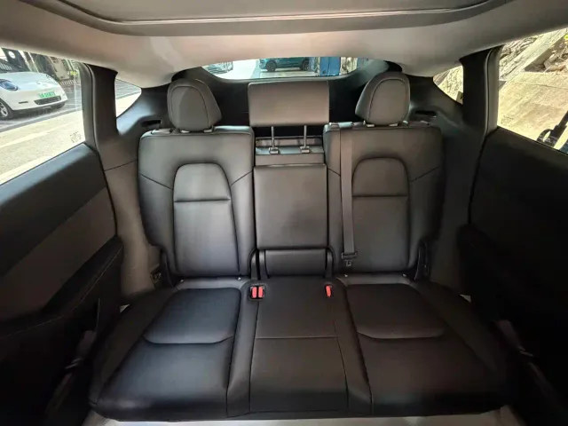 Tesla Model Y — Фото автомобиля 13