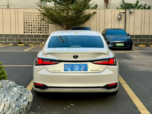 Lexus ES — Фото автомобиля 7