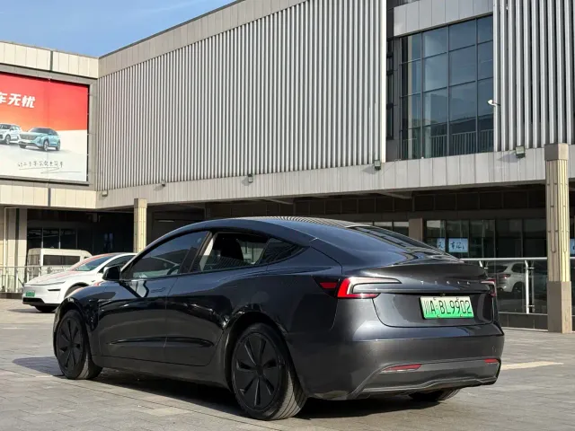 Tesla Model 3 — Фото автомобиля 9
