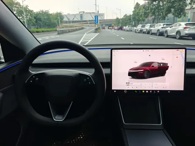 Tesla Model Y — Фото автомобиля 13
