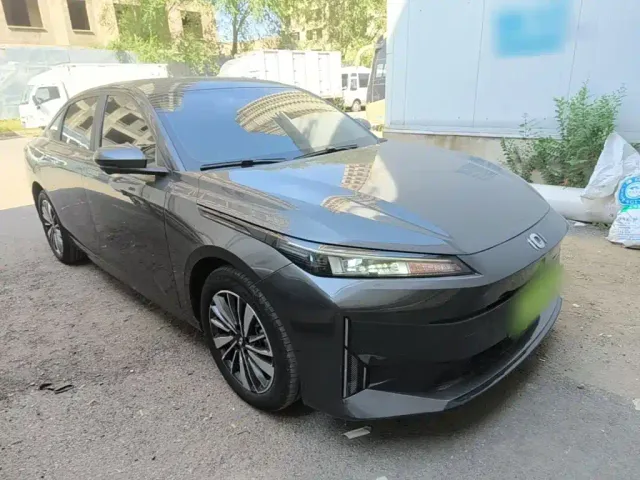 Changan Qiyuan A05 — Фото автомобиля 3