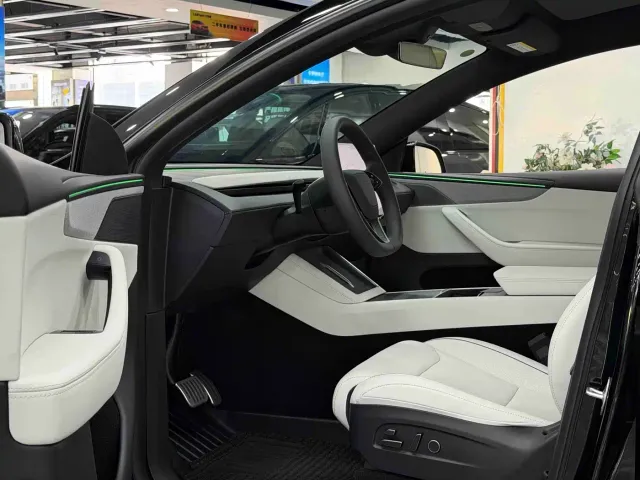 Tesla Model Y L — Фото автомобиля 8