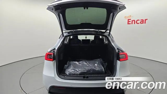 Tesla Model Y — Фото автомобиля 19