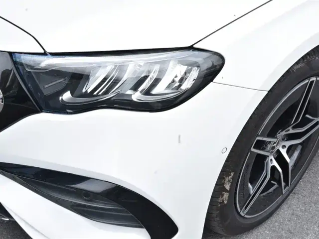 Mercedes-Benz E-Class — Фото автомобиля 3