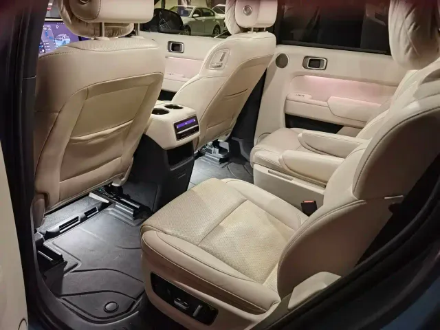 Li Auto L8 — Фото автомобиля 4