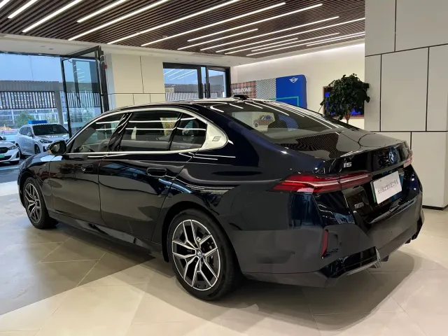 BMW i5 — Фото автомобиля 7